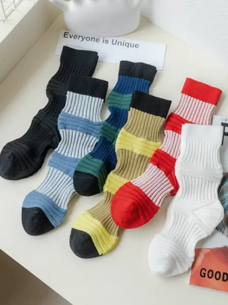Șosete distractive cu dungi colorate