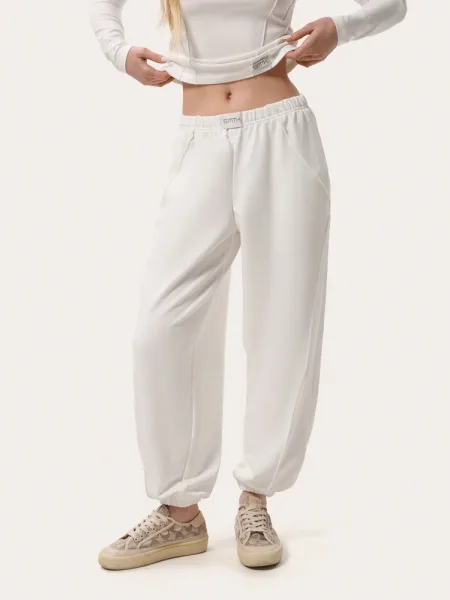 Joggere cu cusături decorative în culoare lăptoasă