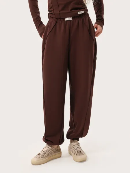 Joggeri cu cusături decorative în nuanță de ciocolată