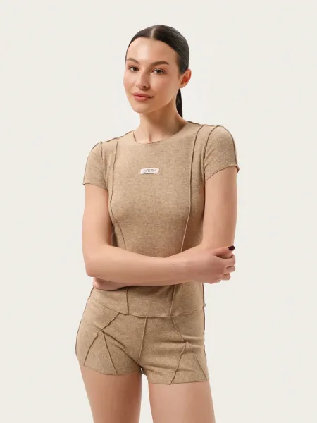 Set din material cu nervuri cappuccino: pantaloni scurți și tricou