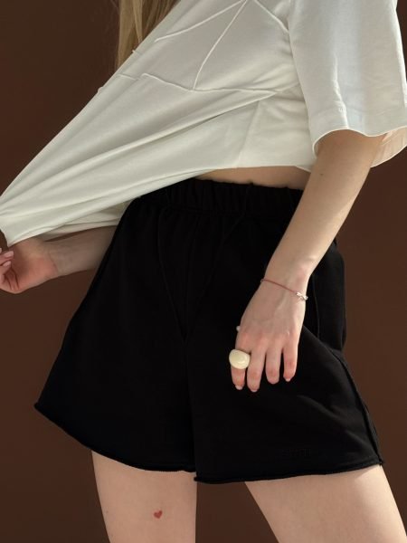 Pantaloni scurți negri din tricot în trei straturi cu cusături decorative