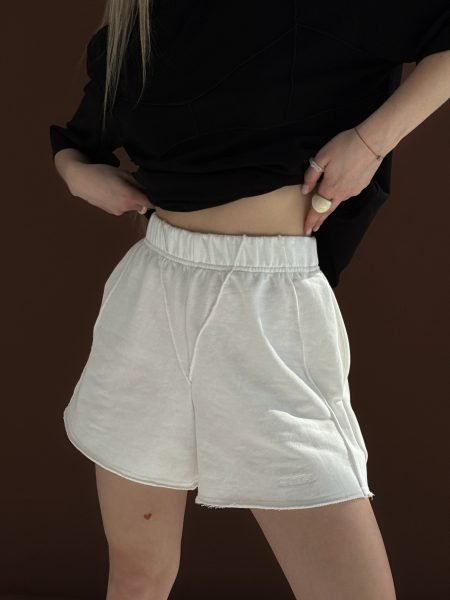 Pantaloni scurți crem din tricot în trei straturi cu cusături decorative