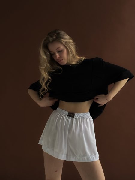 Pantaloni scurți albi de casă din mătase