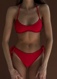 Costum de baie roșu cu slip clasic