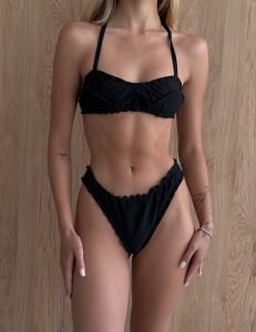 Costum de baie negru cu top bandeau și volănașe