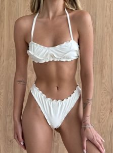Costum de baie culoare lapte cu top bandeau și volane