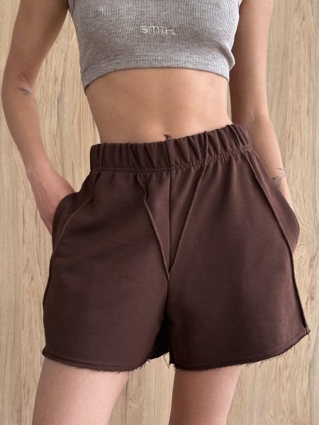 Shorts ciocolatii din material triplustrat cu cusături decorative