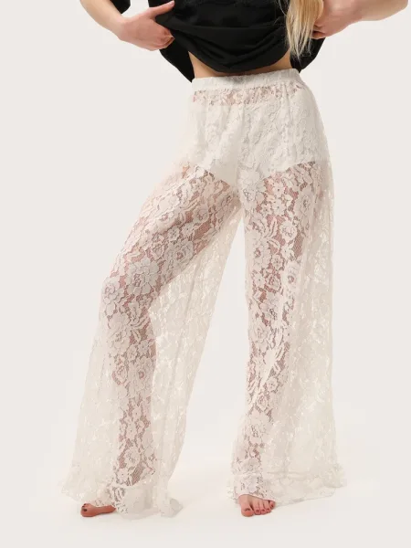 Pantaloni din dantelă culoare lapte, cu volane