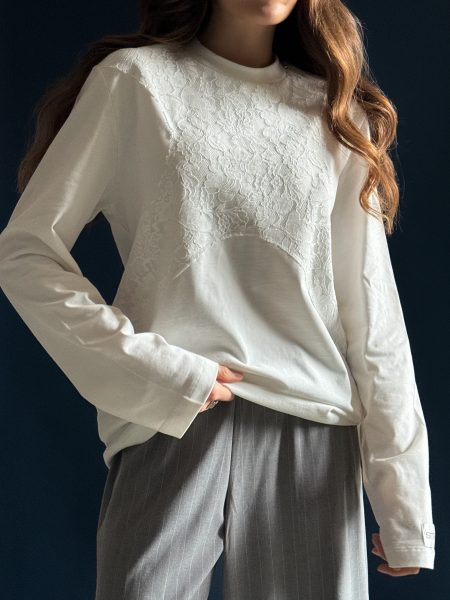 Bluză lungă oversized culoare lapte cu inserție de dantelă pe piept