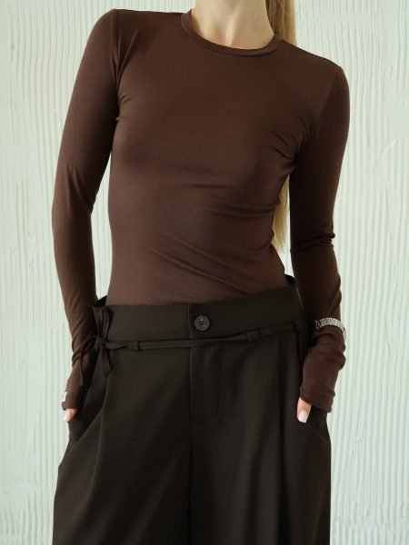 Bluză slim fit din modal, culoare ciocolatie — un element de bază