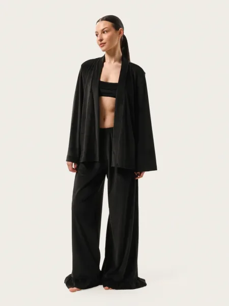 Costum triplă din catifea neagră: pantaloni cu volane, kimono și top