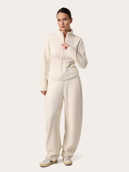 Costum crem din fleece premium cu hanorac cu fermoar, cambrat pe siluetă