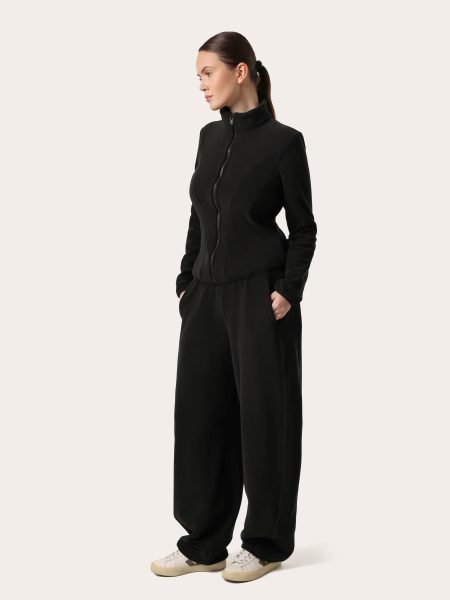 Costum negru din fleece premium cu hanorac cu fermoar, cambrat pe siluetă