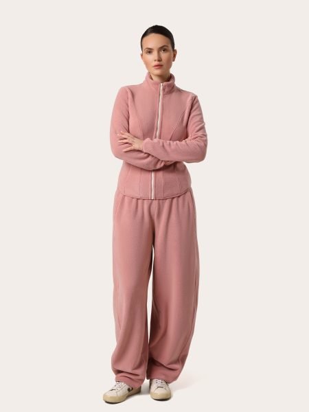 Costum pudrat din fleece premium cu hanorac cu fermoar, cambrat pe siluetă