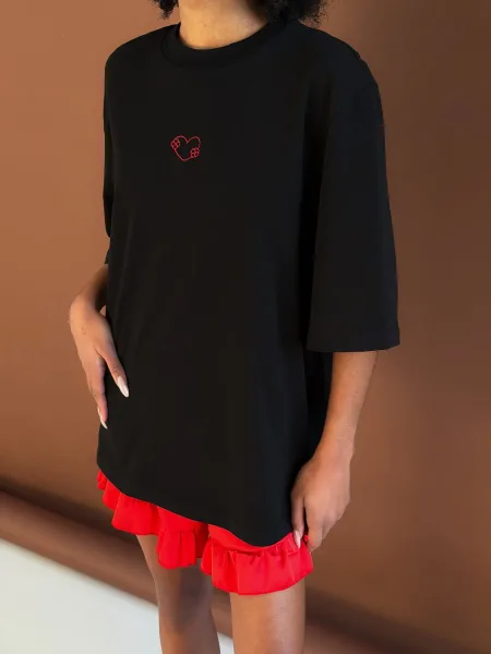 Set de casă: tricou negru și șorturi cu volane