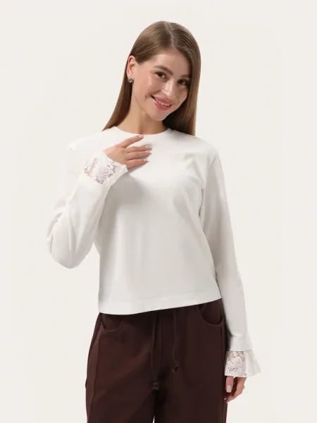 Bluză minimalistă culoare lapte, cu mânecă lungă și dantelă pe mâneci
