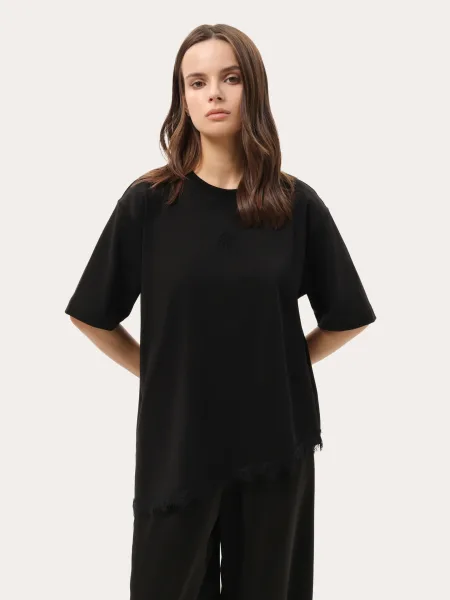 Tricou negru cu tiv asimetric din dantelă