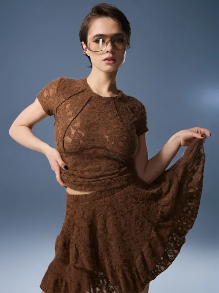 Tricou caramel din dantelă texturată pufoasă
