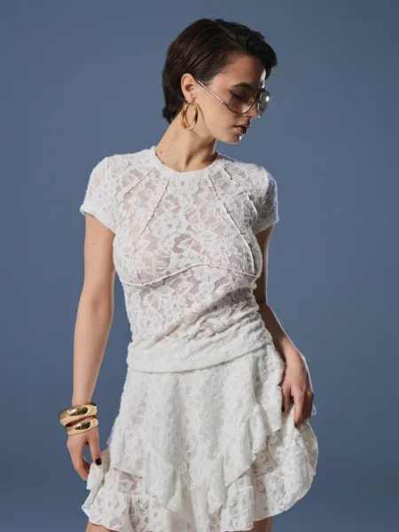 Tricou culoare lapte din dantelă texturată pufoasă