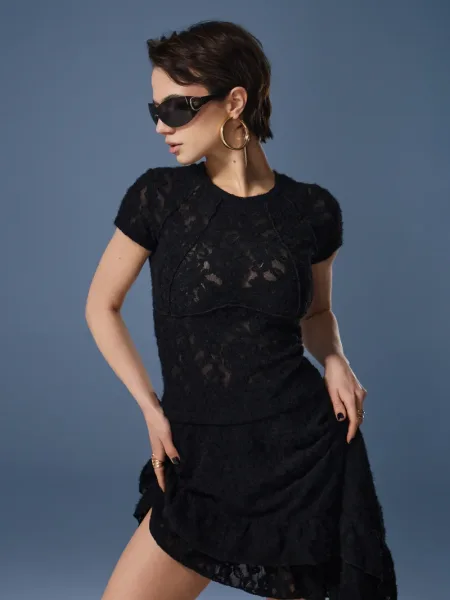 Tricou negru din dantelă texturată pufoasă