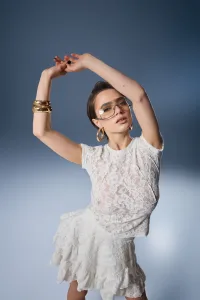 Tricou culoare lapte din dantelă texturată pufoasă