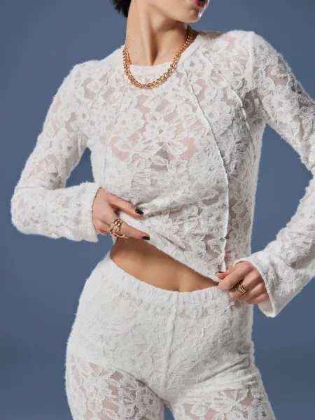 Bluză slim culoare lapte cu mânecă lungă din dantelă texturată pufoasă