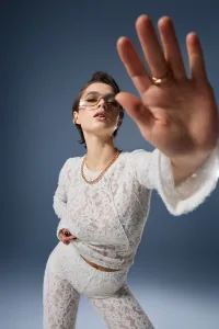 Bluză slim culoare lapte cu mânecă lungă din dantelă texturată pufoasă