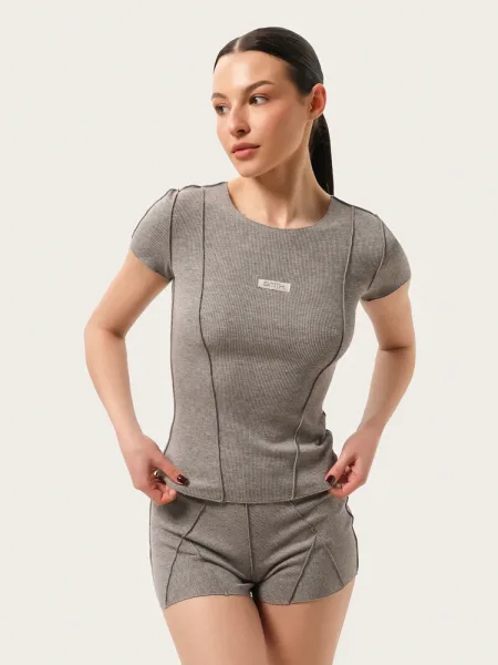 Set gri reiat: pantaloni scurți și tricou